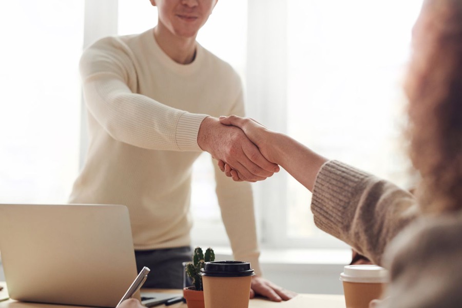 Geschäftspartner besiegeln eine Vereinbarung